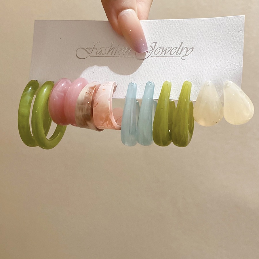 Bông tai tròn giọt nước hình chữ C từ acrylic và kim bạc, mang vẻ đẹp tươi mát và ngọt ngào