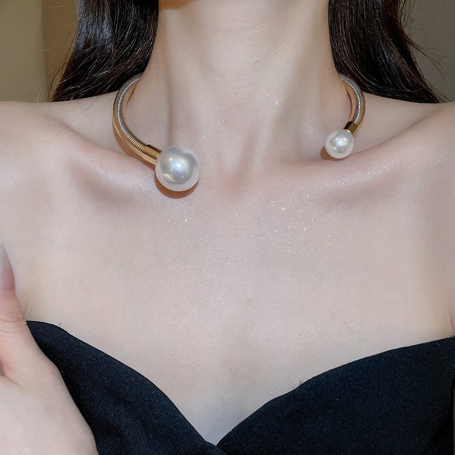 Choker nữ ngọc trai và kim loại, style thời trang niche