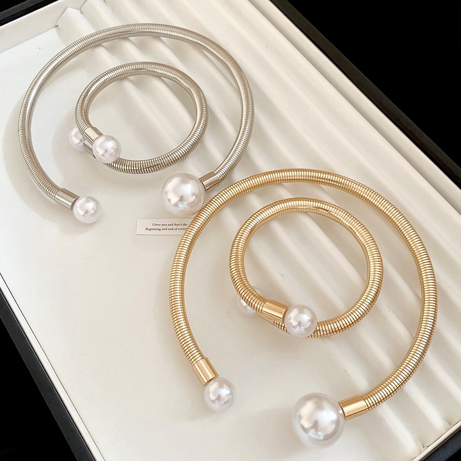 Choker nữ ngọc trai và kim loại, style thời trang niche