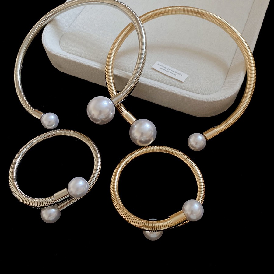 Choker nữ ngọc trai và kim loại, style thời trang niche