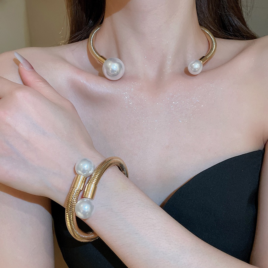Choker nữ ngọc trai và kim loại, style thời trang niche