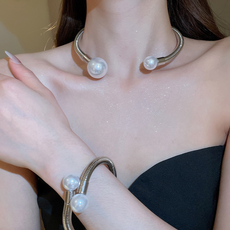 Choker nữ ngọc trai và kim loại, style thời trang niche