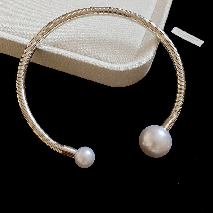 Choker nữ ngọc trai và kim loại, style thời trang niche