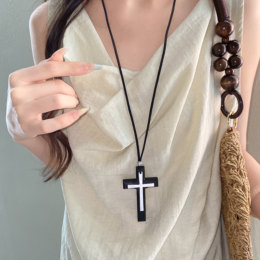 Bạn bán buôn dây chuyền da hình chữ thập cổ điển, cá tính với thiết kế đơn giản và độc đáo