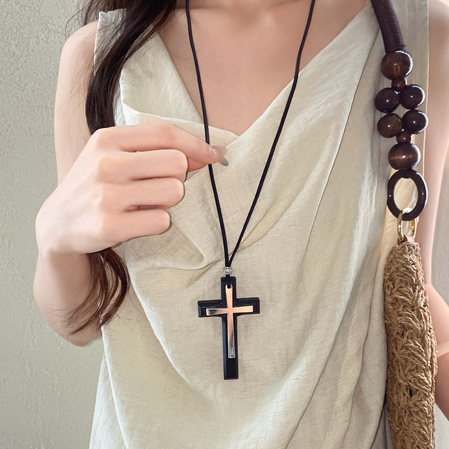 Bạn bán buôn dây chuyền da hình chữ thập cổ điển, cá tính với thiết kế đơn giản và độc đáo