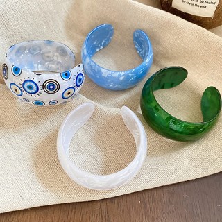 Vòng tay mở tròn acrylic phong cách châu Âu và Mỹ, thiết kế đa năng phù hợp cho nữ.