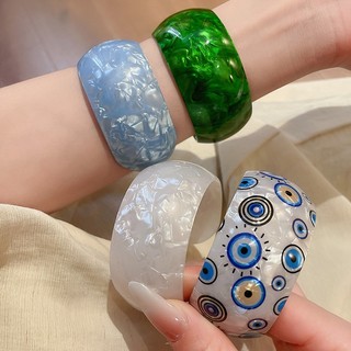 Vòng tay mở tròn acrylic phong cách châu Âu và Mỹ, thiết kế đa năng phù hợp cho nữ.