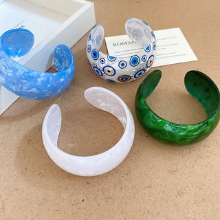 Vòng tay mở tròn acrylic phong cách châu Âu và Mỹ, thiết kế đa năng phù hợp cho nữ.