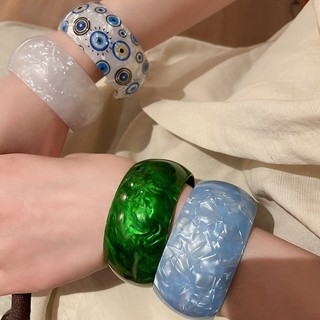 Vòng tay mở tròn acrylic phong cách châu Âu và Mỹ, thiết kế đa năng phù hợp cho nữ.