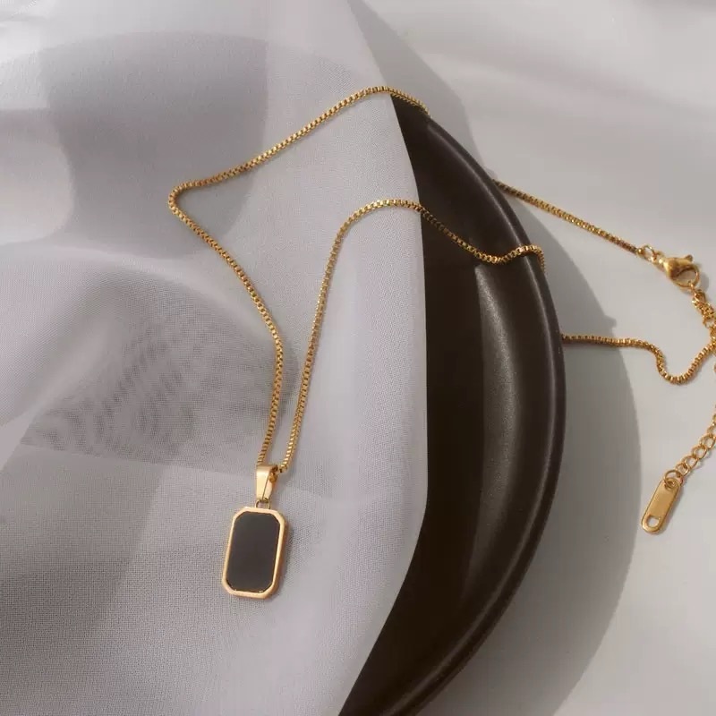 Đơn giản phù hợp với mọi trận đấu Vòng cổ tình yêu bằng thép titan mạ vàng 18K thời trang nữ Mặt dây chuyền bướm độc đáo