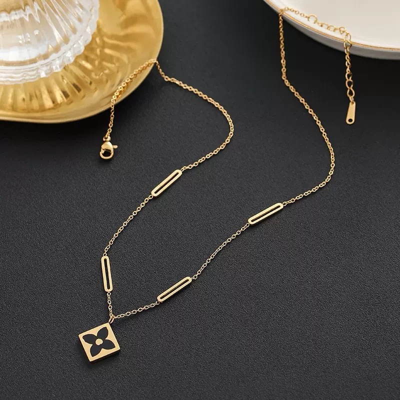 Đơn giản phù hợp với mọi trận đấu Vòng cổ tình yêu bằng thép titan mạ vàng 18K thời trang nữ Mặt dây chuyền bướm độc đáo