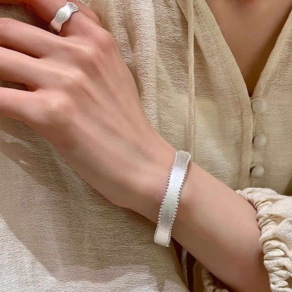 Trang sức vòng tay nữ thời trang Hàn Quốc, satin lụa họa tiết vẽ thủ công và hạt gạo, quà tặng sang trọng