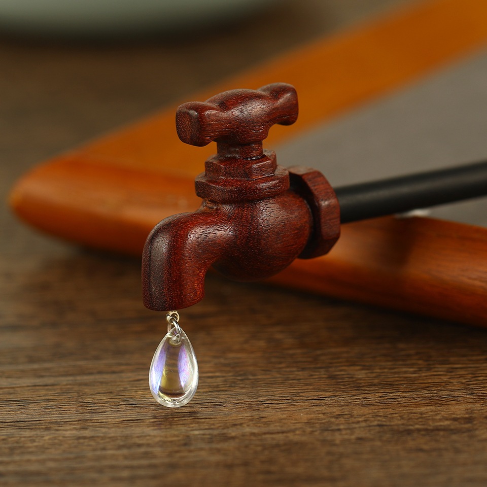 Kẹp tóc gỗ đỏ và đen tẩm - Phong cách mới lạ cho phụ kiện tóc