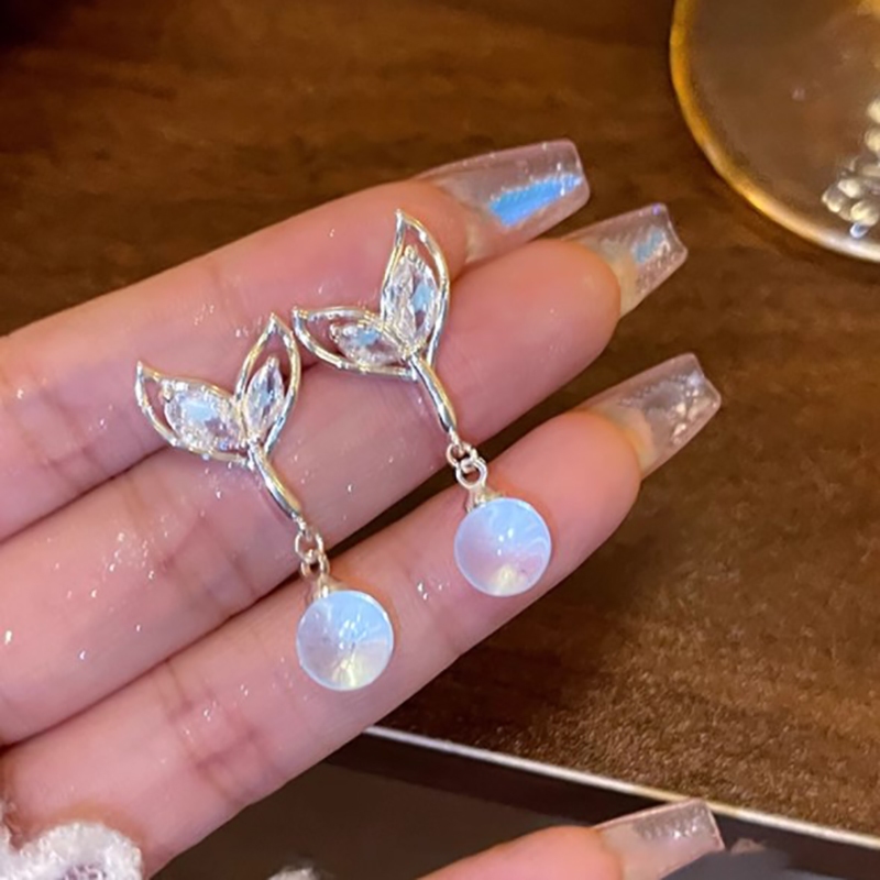 Dây chuyền và bông tai pha lê màu xanh thiết kế thời trang với họa tiết rách mặt