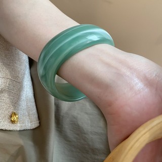 Vòng tay acrylic màu xanh dành cho nữ, thiết kế thời trang và cá tính