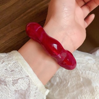 Vòng tay acrylic màu đỏ dành cho nữ, thời trang và cá tính