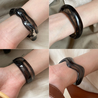 Vòng tay acrylic màu đen, thời trang và cá tính dành cho nữ