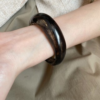 Vòng tay acrylic màu đen, thời trang và cá tính dành cho nữ