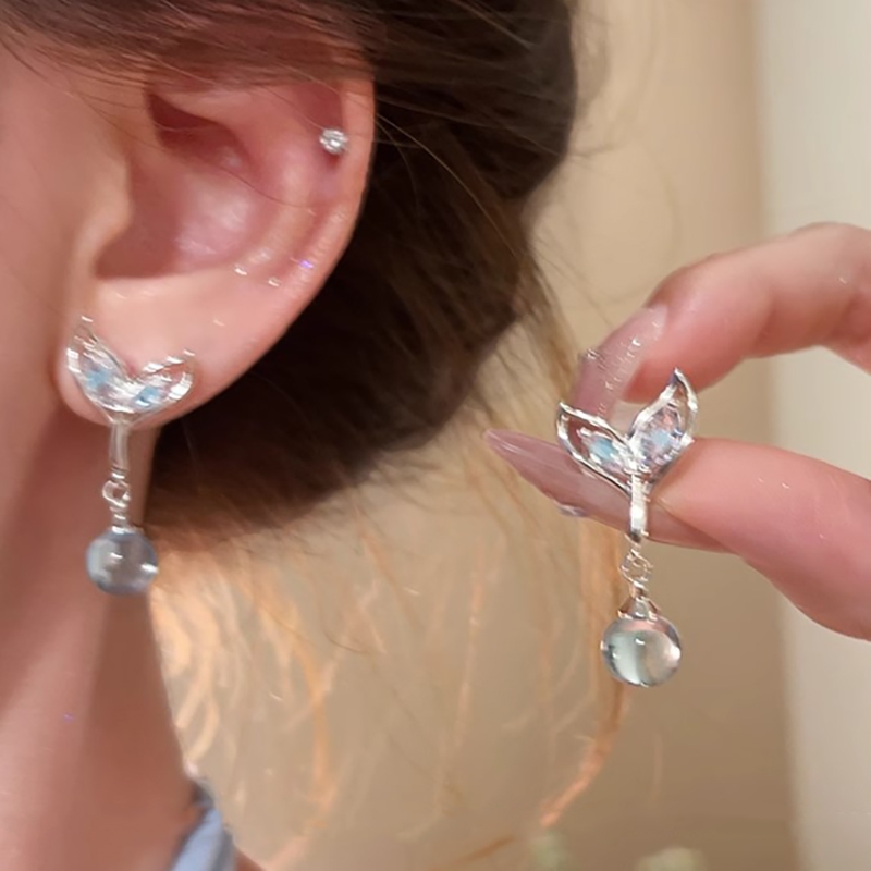 Dây chuyền và bông tai pha lê màu xanh thiết kế thời trang với họa tiết rách mặt