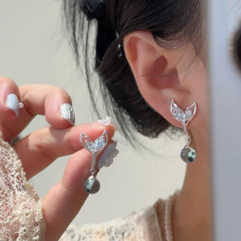 Dây chuyền và bông tai pha lê màu xanh thiết kế thời trang với họa tiết rách mặt