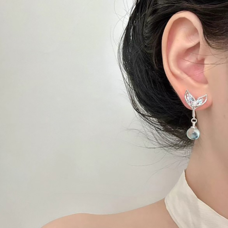 Dây chuyền và bông tai pha lê màu xanh thiết kế thời trang với họa tiết rách mặt