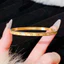 Vòng tay titan nữ không gỉ mạ vàng 24k khắc số la mã phong cách đơn giản