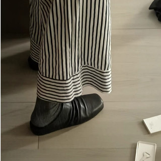 Mules phẳng xếp li