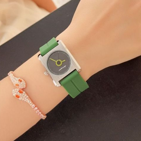 Đồng hồ dây đeo silicon mới là đồng hồ thạch anh vuông cao cấp thời trang và nhẹ nhàng sang trọng dành cho nữ có vỏ thép