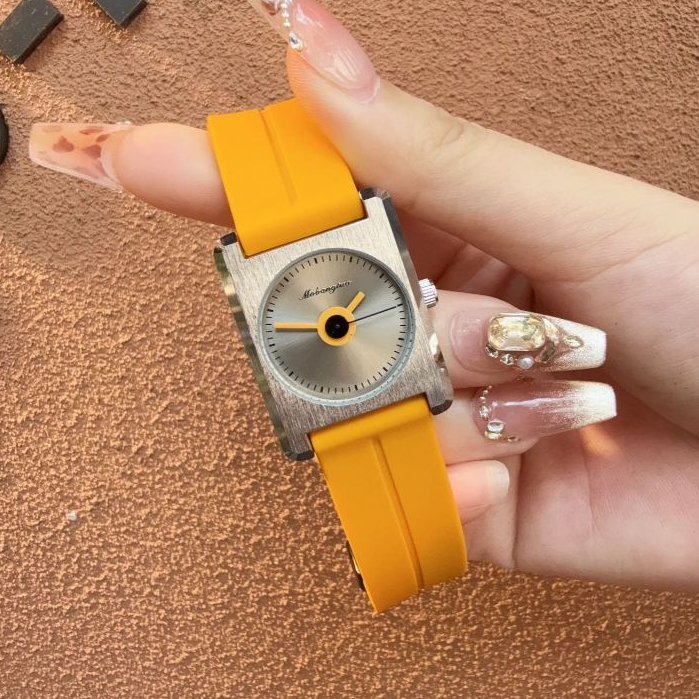 Đồng hồ dây đeo silicon mới là đồng hồ thạch anh vuông cao cấp thời trang và nhẹ nhàng sang trọng dành cho nữ có vỏ thép