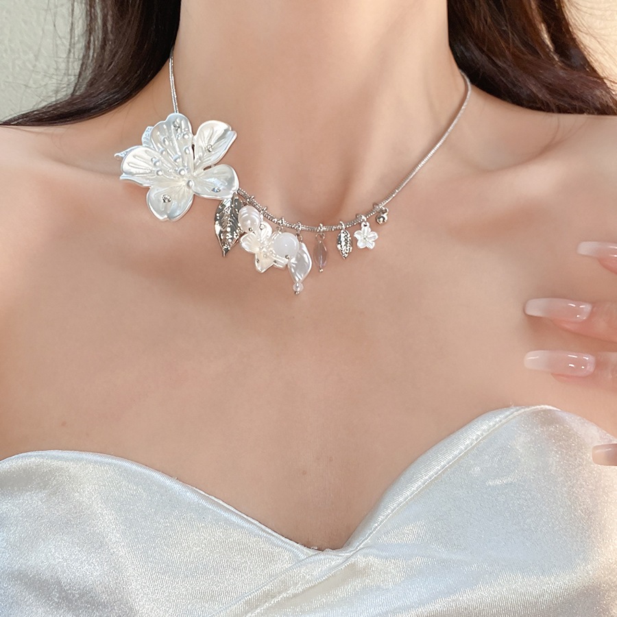 Vòng cổ lá ngọc trai hoa dát kim cương phong cách kỳ nghỉ, cao cấp