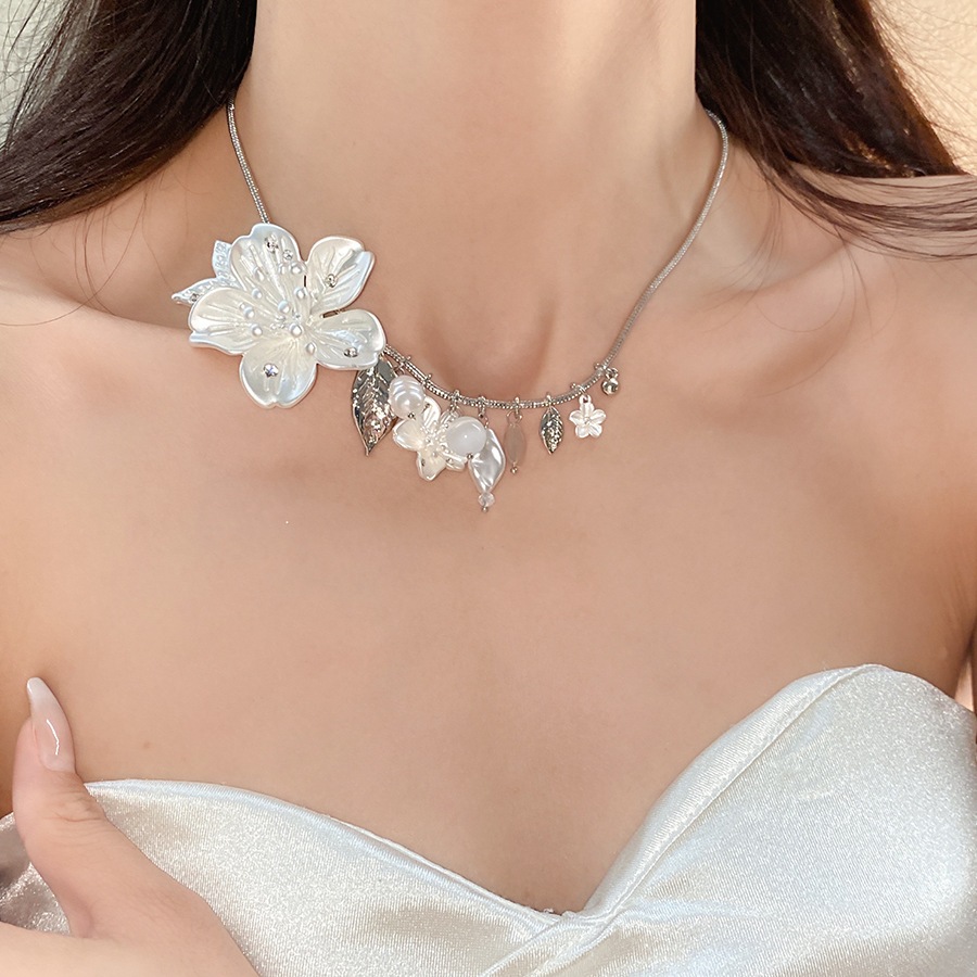 Vòng cổ lá ngọc trai hoa dát kim cương phong cách kỳ nghỉ, cao cấp
