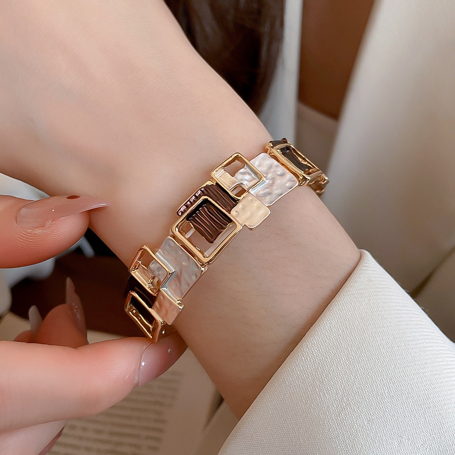 Vòng tay dây thun vuông kim loại phun sơn, phong cách Châu Âu và Mỹ - Sang trọng và phù hợp mọi lúc