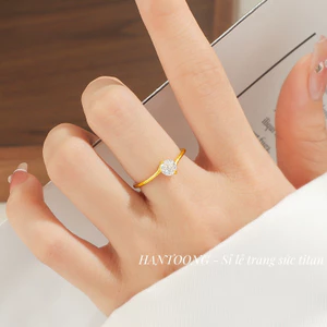 Nhẫn titan nữ không gỉ mạ vàng 18k gắn đá pha lê lấp lánh thời trang tinh tế