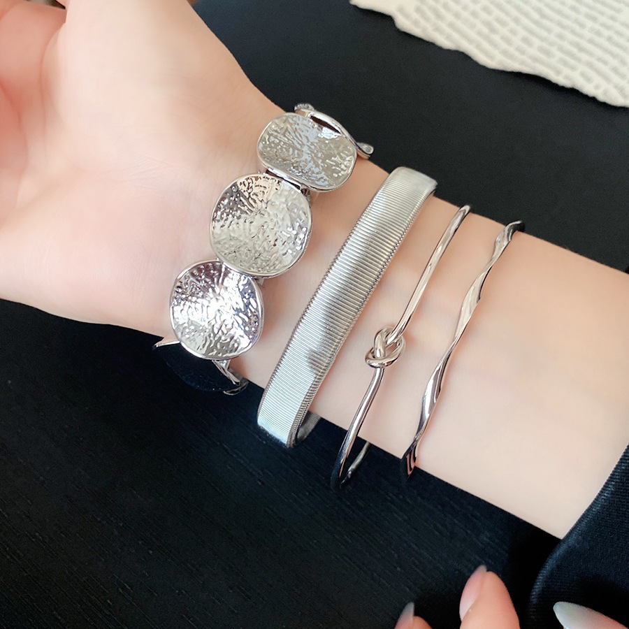Vòng tay mở bốn mảnh tròn không đều, phong cách châu Âu và Mỹ - Thanh lịch và phù hợp cho mọi dịp