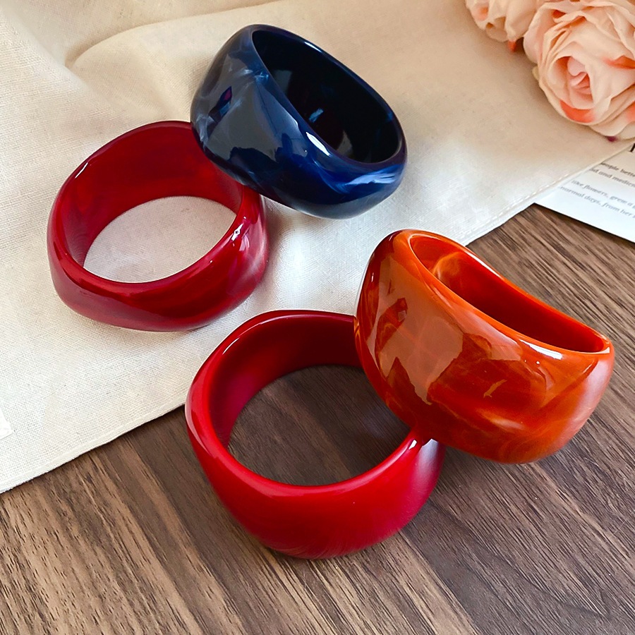 Vòng đeo tay acrylic thiết kế đơn giản, phù hợp làm phụ kiện thời trang mỗi ngày