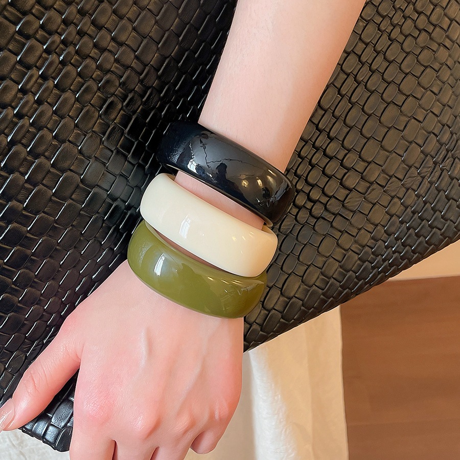 Vòng tay mở hình tròn acrylic với thiết kế phù hợp