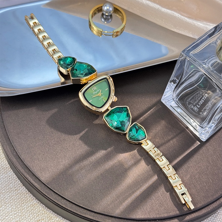 Đồng hồ thạch anh nữ mới với thiết kế màu sắc không đều Đồng hồ kim cương lớn nhẹ Đồng hồ sang trọng Đồng hồ màu thời trang và cao cấp, Đồng hồ quà tặng ngày lễ dành cho nữ