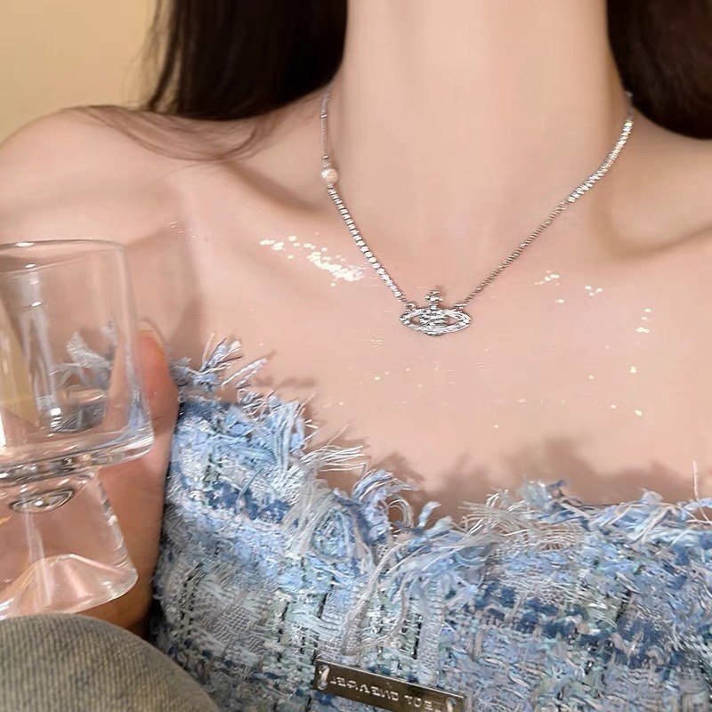 Thời trang kim cương viền sao thổ - Vòng cổ sang trọng và tinh tế, phù hợp mọi dịp