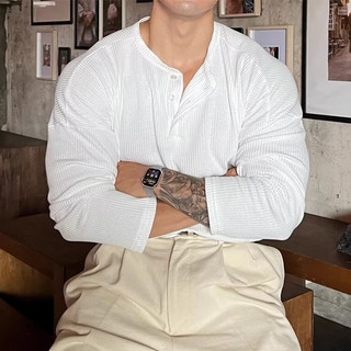 Áo thun nam dài tay cổ Henley style trung tính, chất lượng cao.