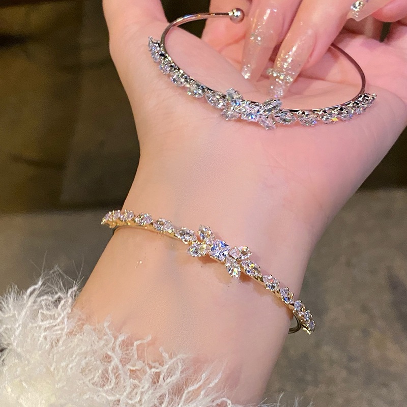 Vòng tay zircon nơ mở nhẹ nhàng, sang trọng - trang sức thời trang và tinh tế