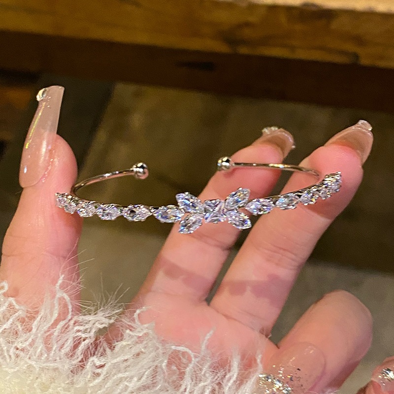 Vòng tay zircon nơ mở nhẹ nhàng, sang trọng - trang sức thời trang và tinh tế