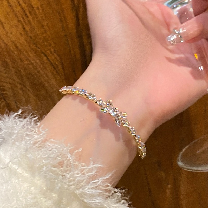 Vòng tay zircon nơ mở nhẹ nhàng, sang trọng - trang sức thời trang và tinh tế