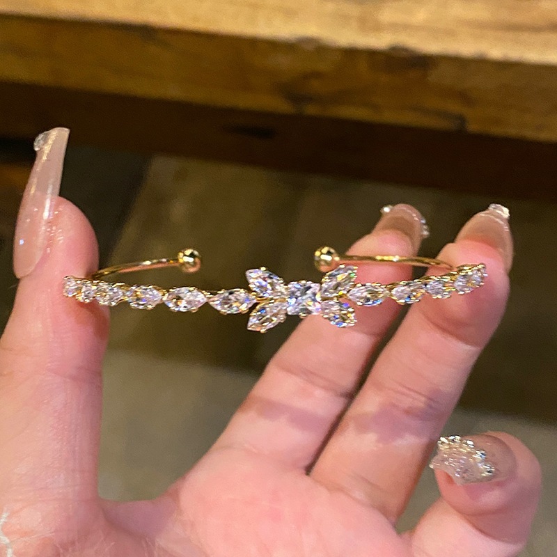 Vòng tay zircon nơ mở nhẹ nhàng, sang trọng - trang sức thời trang và tinh tế