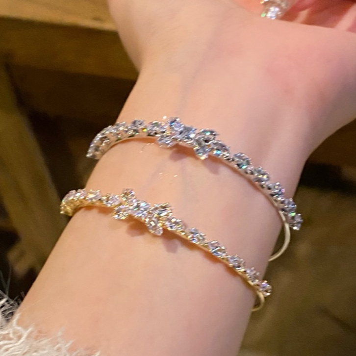 Vòng tay zircon nơ mở nhẹ nhàng, sang trọng - trang sức thời trang và tinh tế