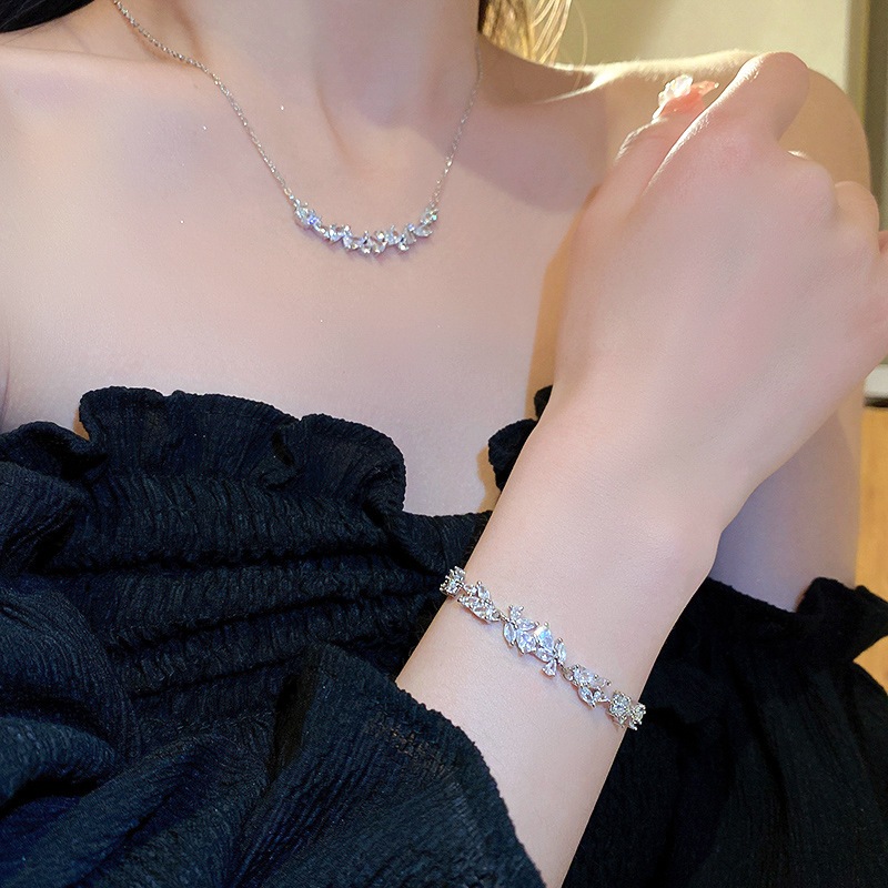 Bộ vòng tay dát zircon sang trọng - Phụ kiện hoàn hảo cho buổi hẹn hò