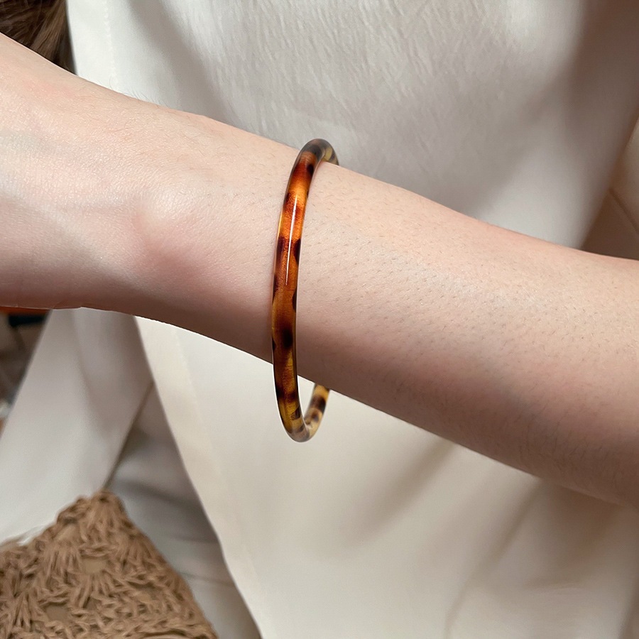 Vòng tay acrylic in hình con báo style retro, chất lượng cao, thiết kế đơn giản dành cho nữ