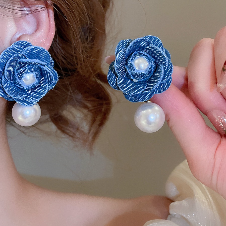Bông tai thời trang retro từ denim và ngọc trai, phù hợp cho nữ