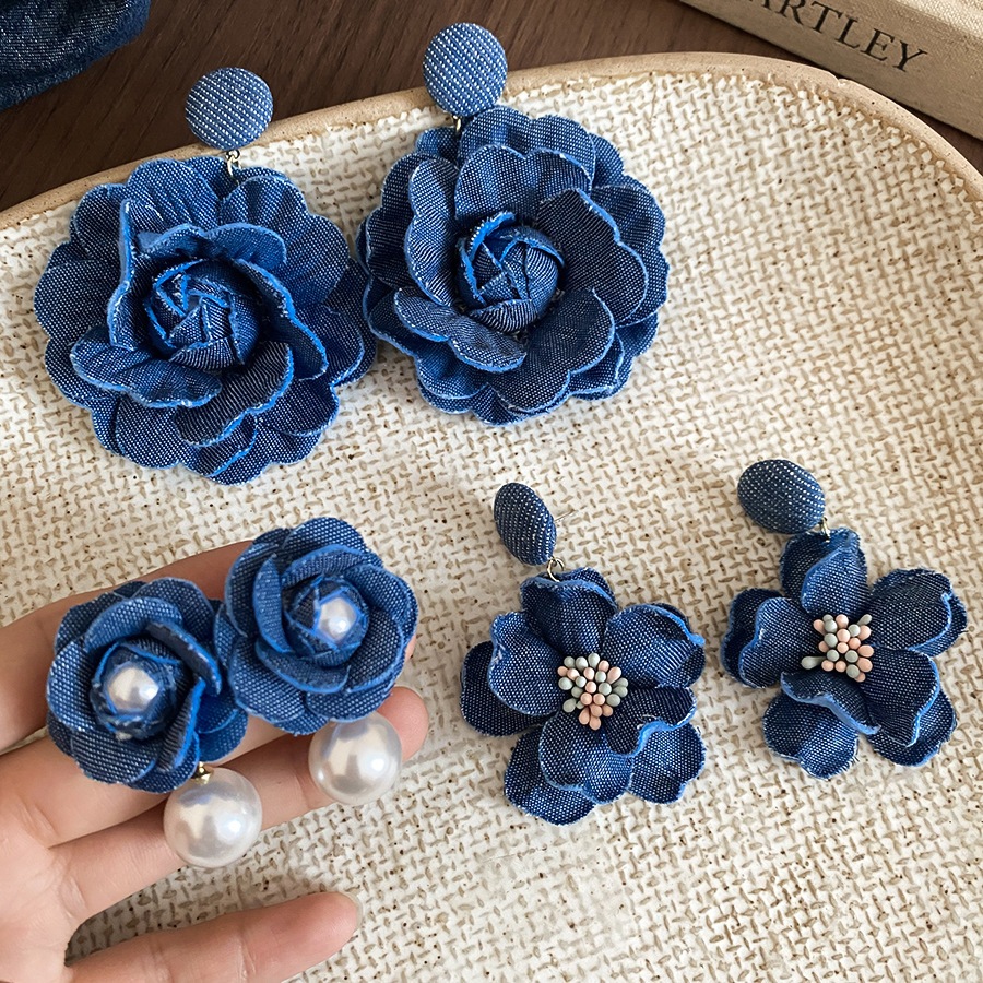 Bông tai thời trang retro từ denim và ngọc trai, phù hợp cho nữ
