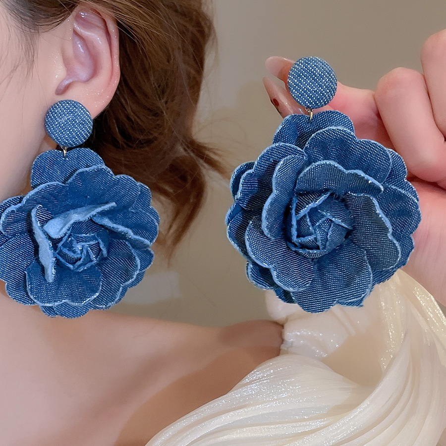 Bông tai thời trang retro từ denim và ngọc trai, phù hợp cho nữ