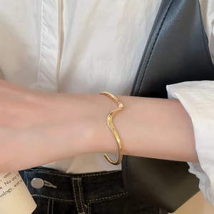 Vòng tay mở xoắn kim loại sang trọng, phù hợp với xu hướng Châu Âu và Mỹ, làm phụ kiện thời trang cho nữ.
